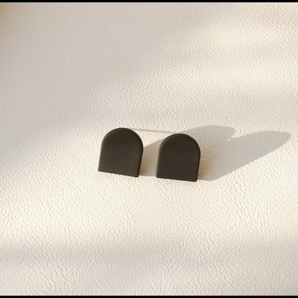 📷 2/22 Black Geometric Studs